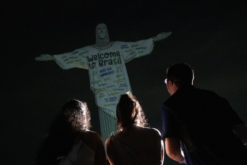 Taylor Swift Fans Successfully Lobby for a Temporary Christ the Redeemer  Statue Makeover