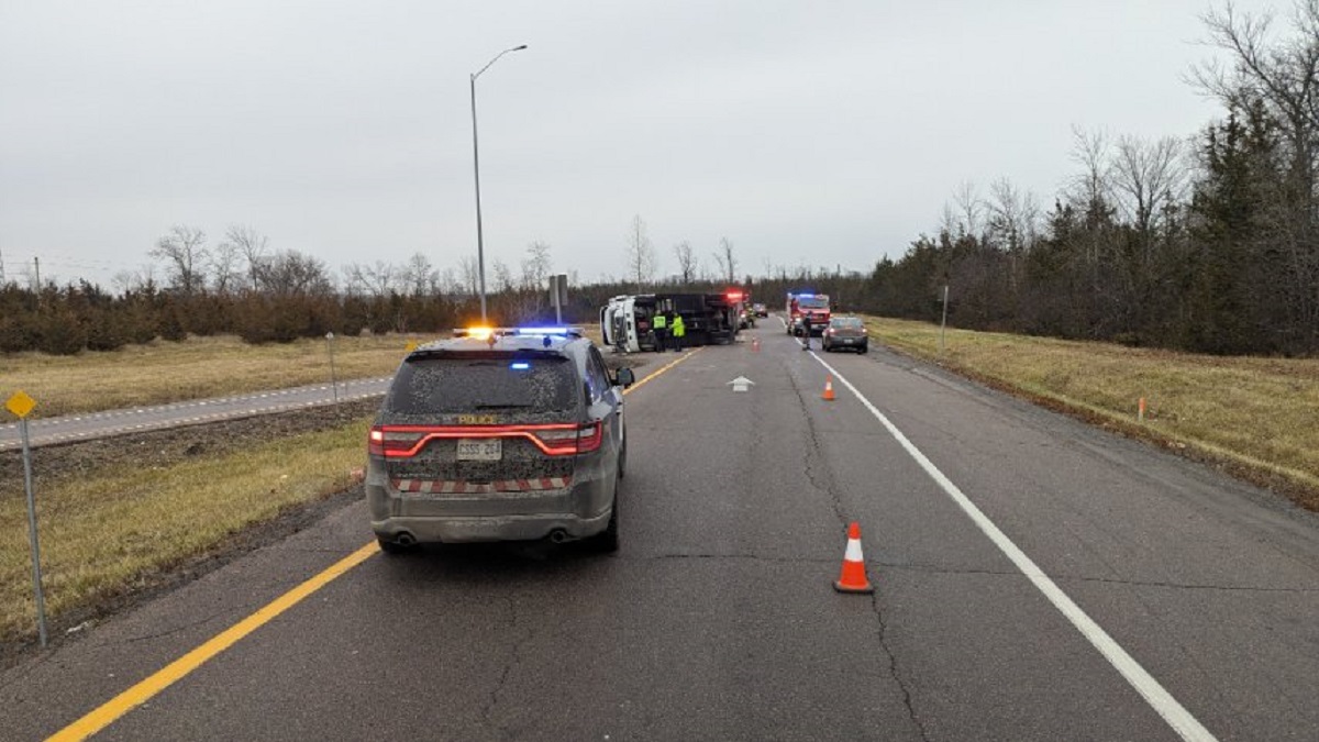 Truck Rolls Over On Highway 401, No Injuries Reported | CityNews Ottawa