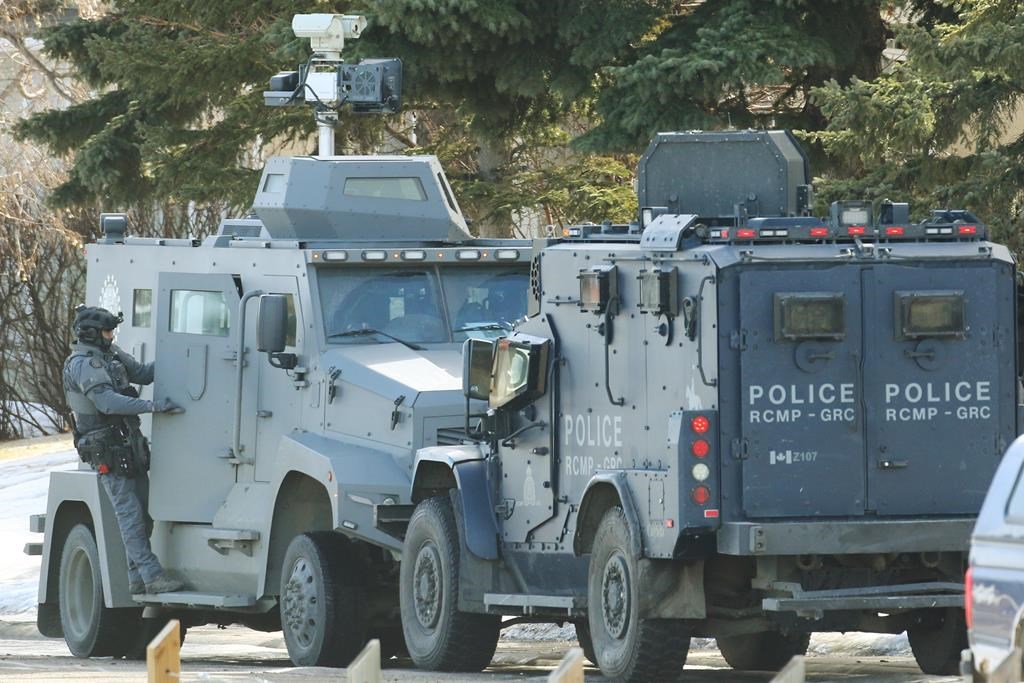 Despite hours of negotiations, armed man killed by police in eastend Calgary standoff
