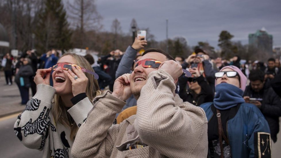 Over 300 people dressed up as the sun in Niagara Falls and broke a Guinness record