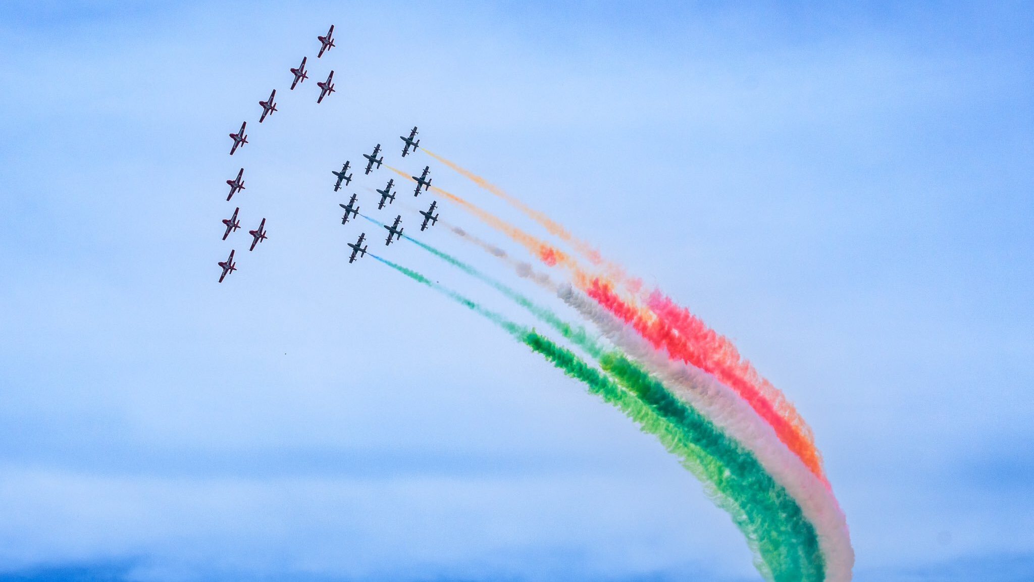 Nelle foto: Snowbirds e l'Aeronautica Militare italiana sorvolano Ottawa