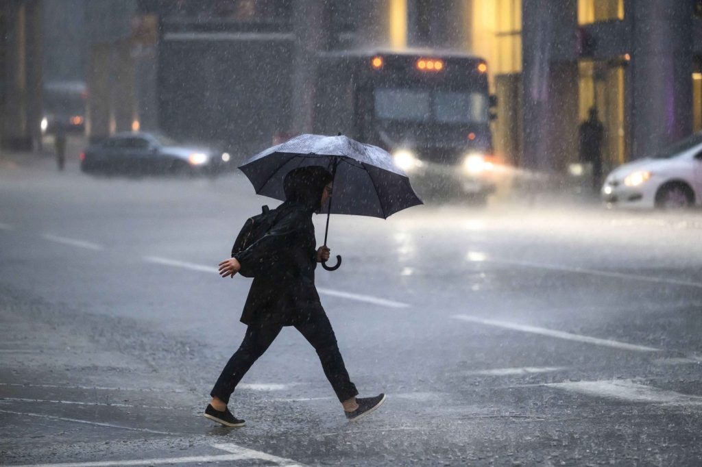 Cold, wet weekend on tap for Ottawa; warm weather returns next week