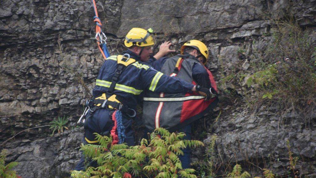 Ottawa firefighters rescue man caught on cliff near Alexandra Bridge