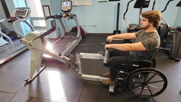 Engineering student demonstrates how to use the wheelchair-accessible prototype. Photo by UOttawa.