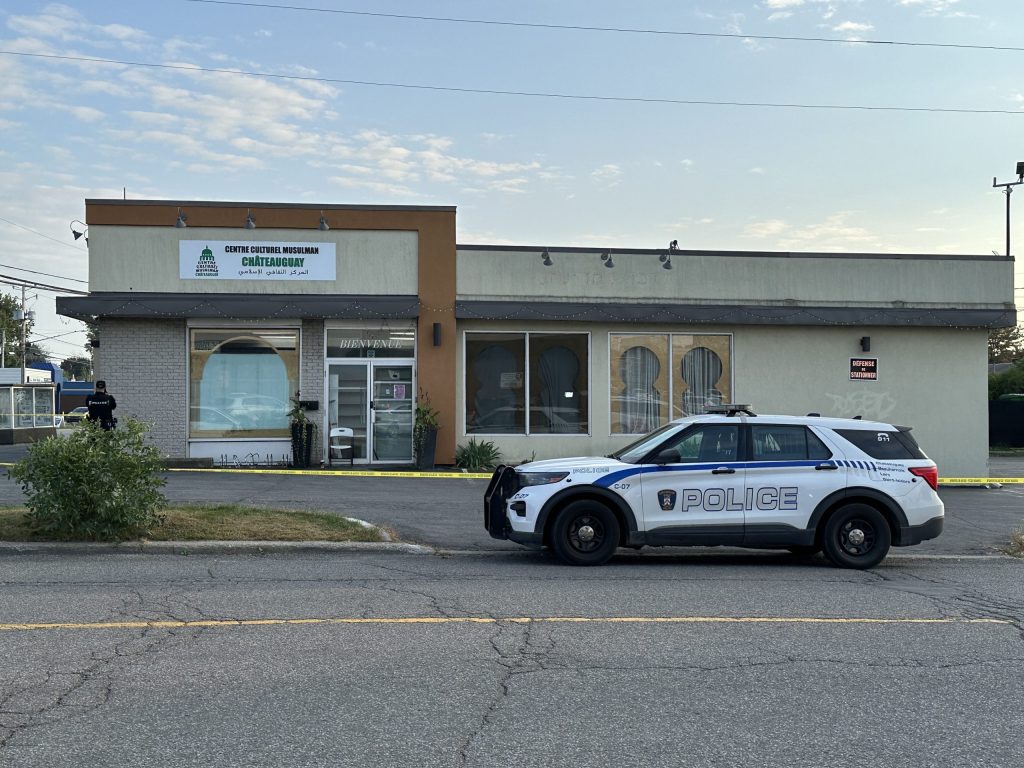 Man armed with knife arrested after allegedly attacking 3 people at mosque in Montreal suburb