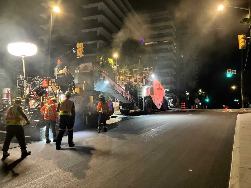 Paving top lift asphalt on Slater Street between Bronson Avenue and Bay Street, looking east (August 2024) Photo by City of Ottawa.