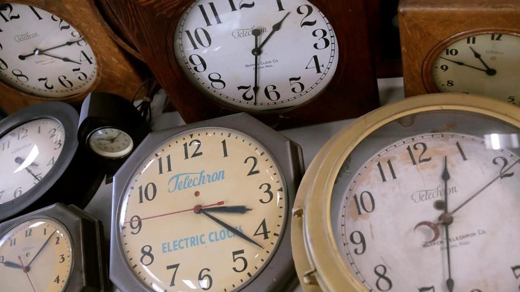 Most Canadians set to turn back time, reigniting time change discourse