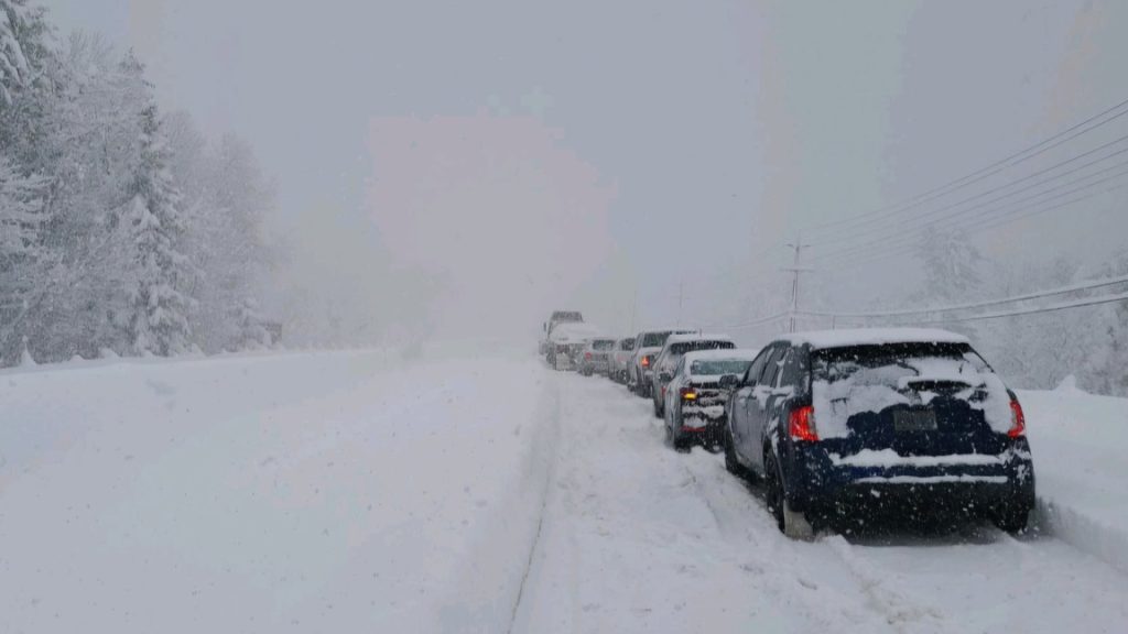 Intense Ontario snow strands vehicles, knocks out power as town calls emergency