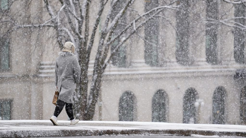 Snowy weekend with several collisions turns into possible freezing rain