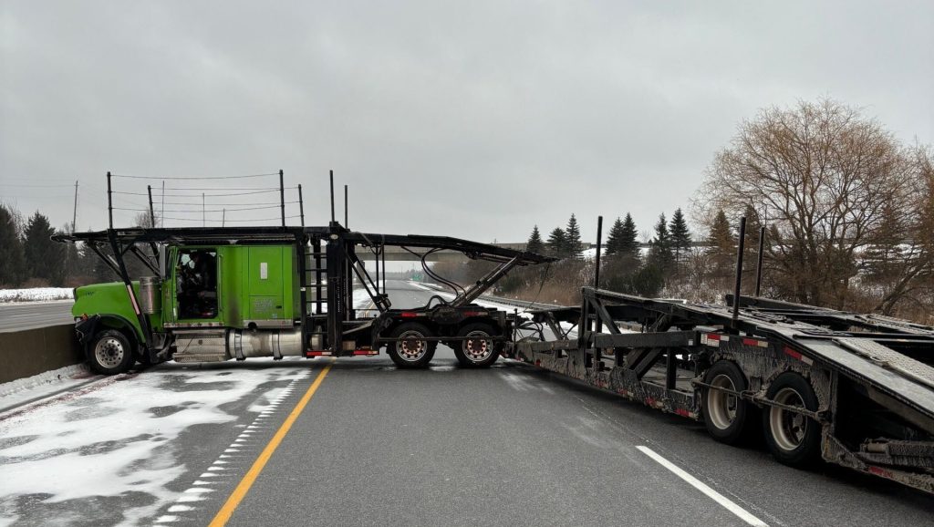 Snow, freezing rain causing chaos on Ottawa-area roadways