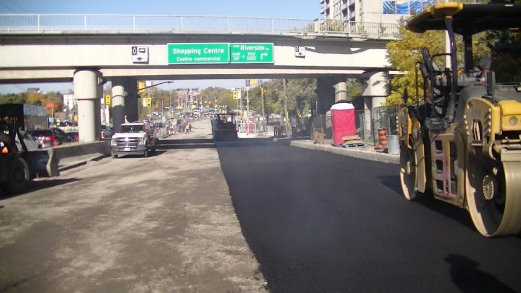 Watermain construction in the west lanes on Bank Street looking north at Sawmill Creek (November 2024). Photo by City of Ottawa.