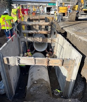 Watermain construction in the west lanes on Bank Street looking north at Sawmill Creek (November 2024). Photo by City of Ottawa.