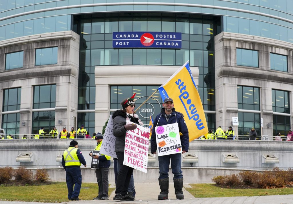 Pressure rises on federal government to intervene in Canada Post strike