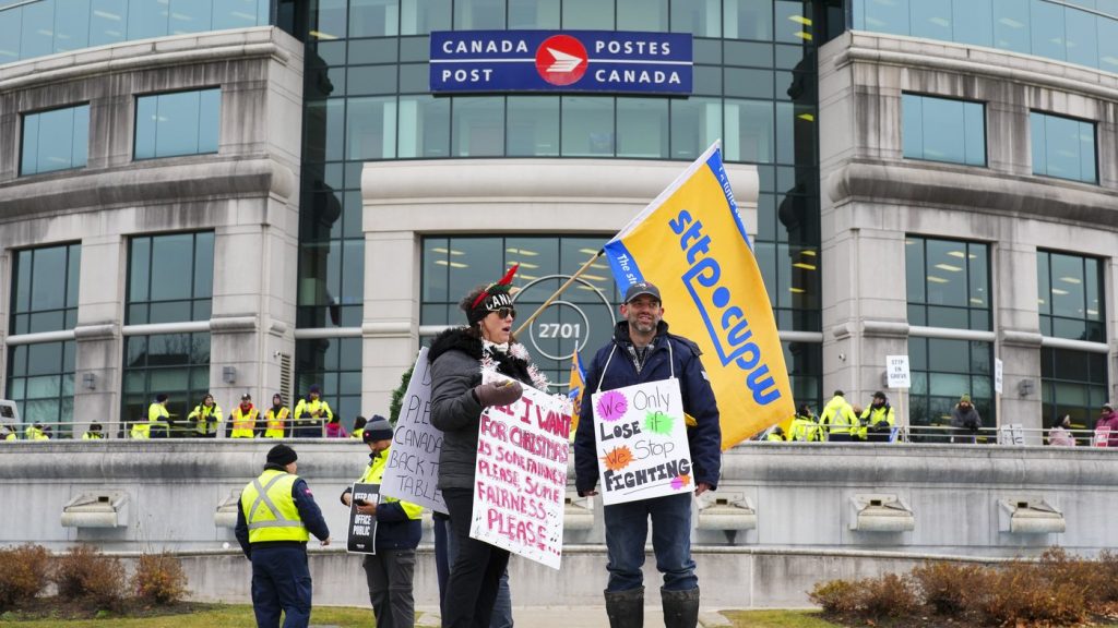 U.S. Postal Service suspends accepting mail for north of the border due to Canada Post strike