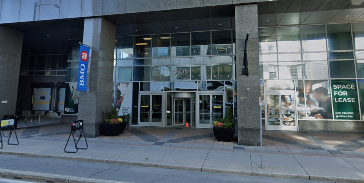 Man holds up sign demanding cash in downtown bank robbery